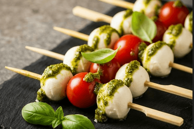 Mozzarella-kirsikkatomaattivartaat kotitekoisella pestolla (35 g/kpl)